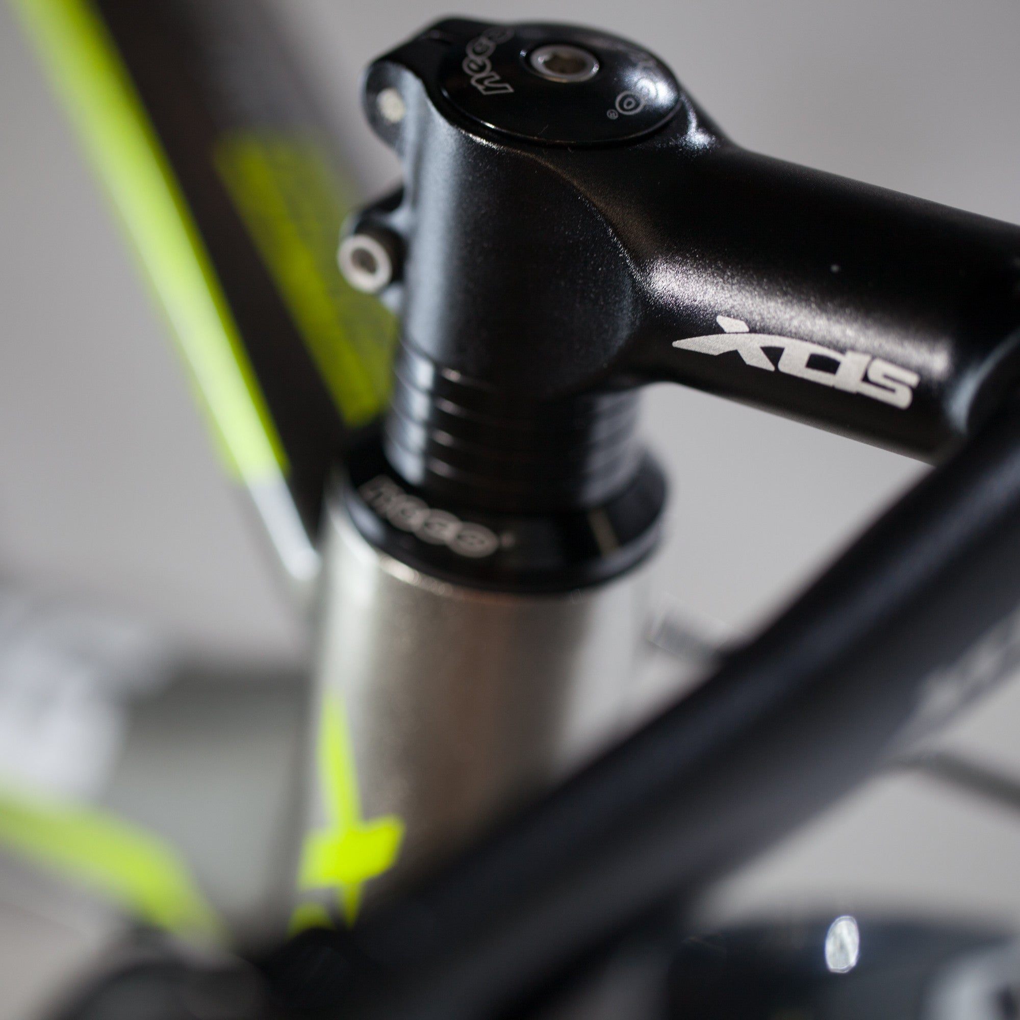 XDS T150 24sp 700C Hybrid City Commuter Bike // Pavement